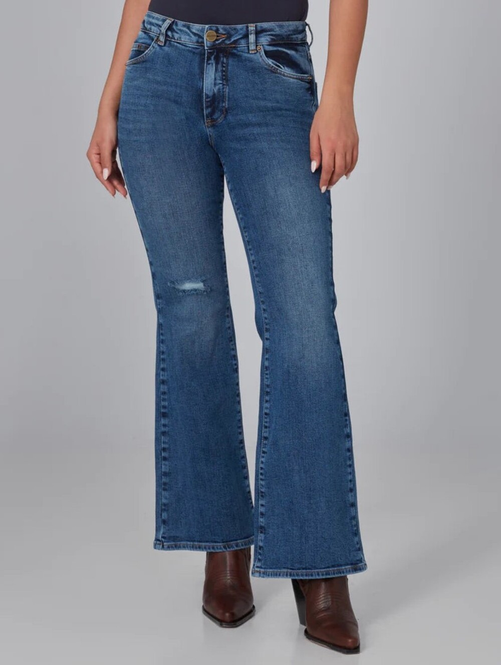 NWT LOLA Bradly-DIS Midrise Flare Jeans, Medium Wash, Destructed, Size 32.